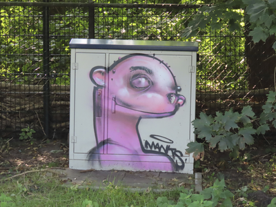 902038 Afbeelding van een graffitifiguurtje van 'Manks', op een schakelkastje in de berm bij het Gandhiplein te Utrecht.